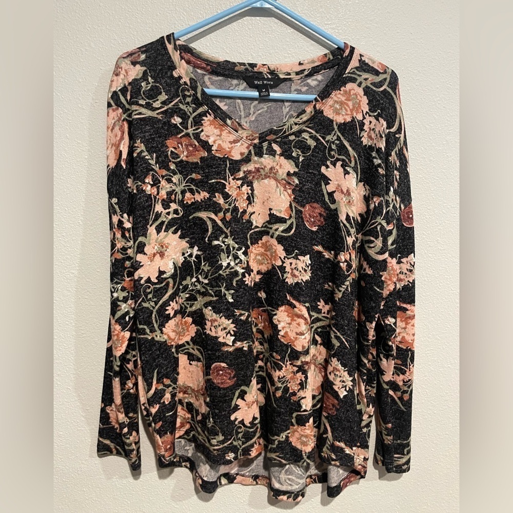 Well Worn Super Soft V Neck Floral Long Sleeve Shirt. Size M
